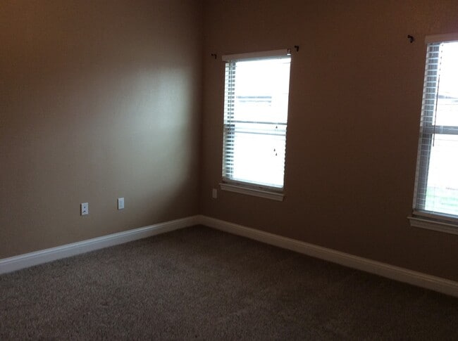 Building Photo - 200 Almond Tree Ln