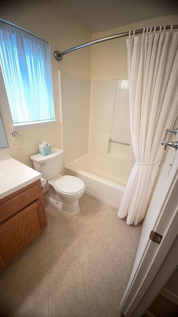 Building Photo - 3 Bedroom 2 Bathroom Charming home