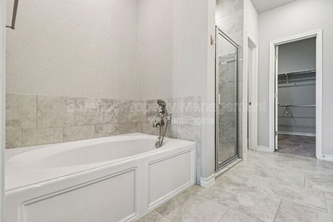 Building Photo - 10208 High Noon Dr