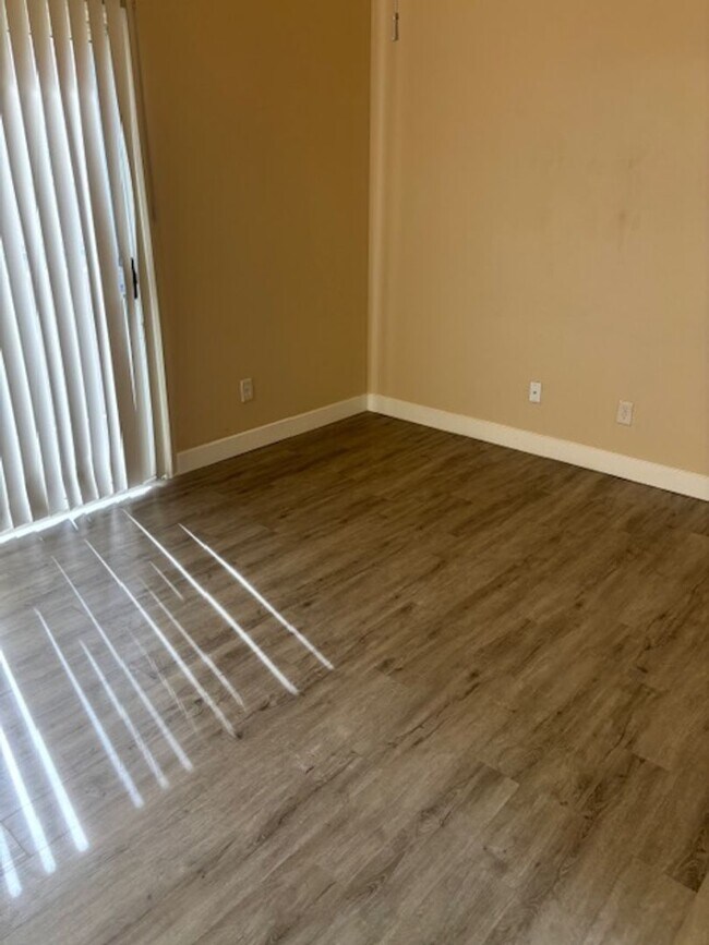 Building Photo - Beautiful, spacious top-floor 2-bedroom, 2-bathroom condo in the Southwest