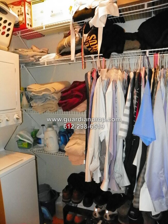 Building Photo - Merriam Park Condo Available Now, Main Flo...