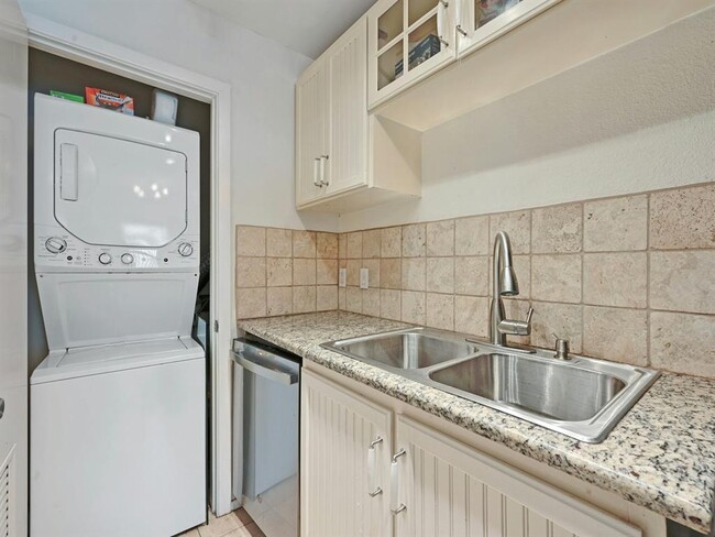 Building Photo - 1110 W 22nd St