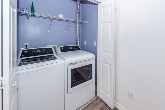 Building Photo - 2 Bedroom, 1.5 Bathroom Townhome - Charleston