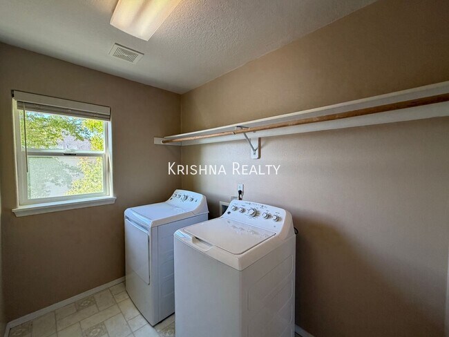 Building Photo - 16729 NW Oak Creek Dr