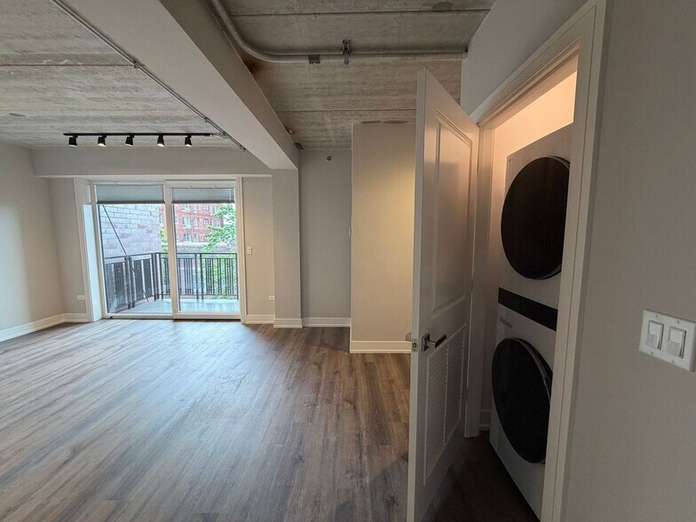 Building Photo - 952 W Carmen Ave