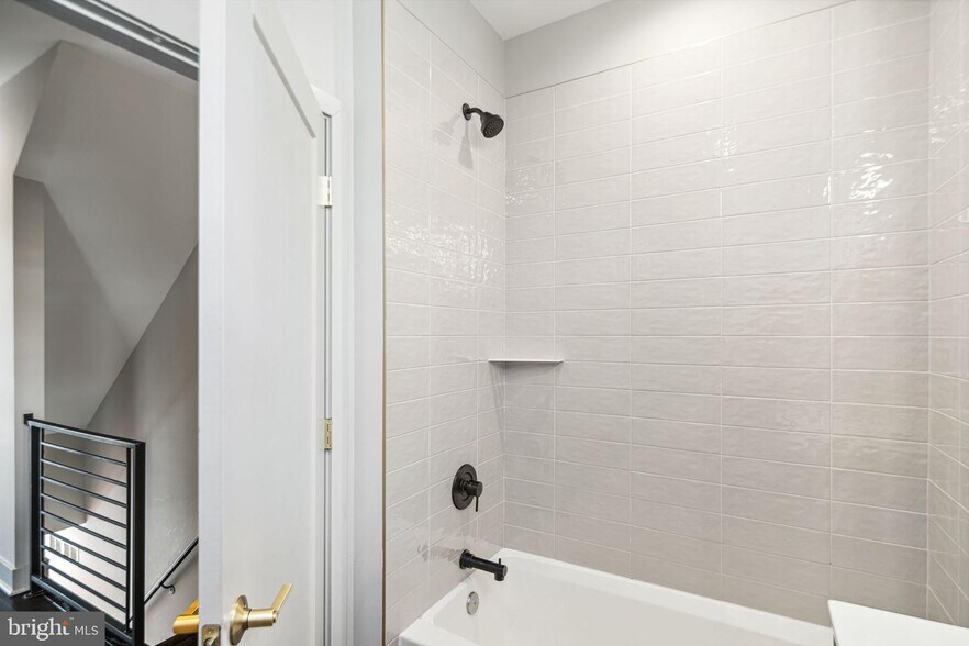 Building Photo - 670 N 13th St