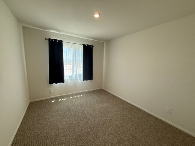 Building Photo - 2917 La Calle Audaz Ave