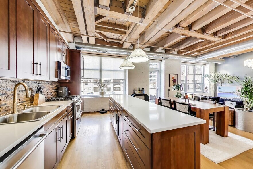 Building Photo - 333 S Desplaines St