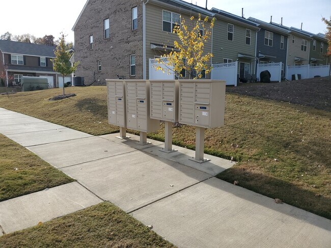 Building Photo - 2 Bedroom, 2.5 Baths End unit Townhome located in Townes at University East