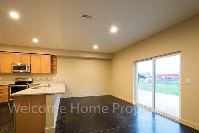 Building Photo - 72 NE Hadley Way