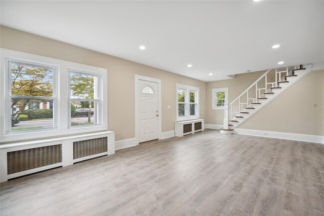 Building Photo - 1030 Glen Cove Ave
