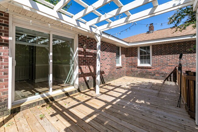 Building Photo - Beautiful rental full of character and charm located in The Avenues of Cayce! Close to USC!