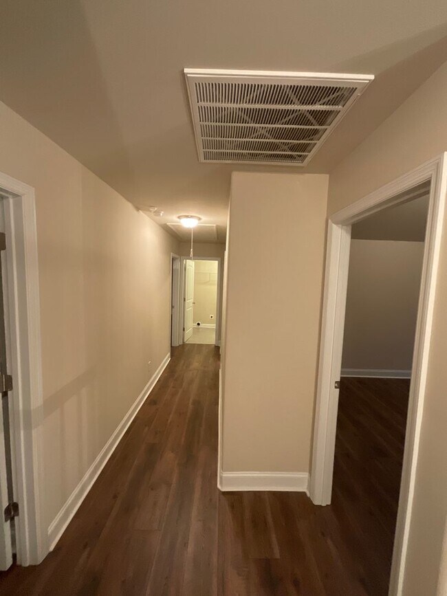 Building Photo - 688 Tree Top Trl