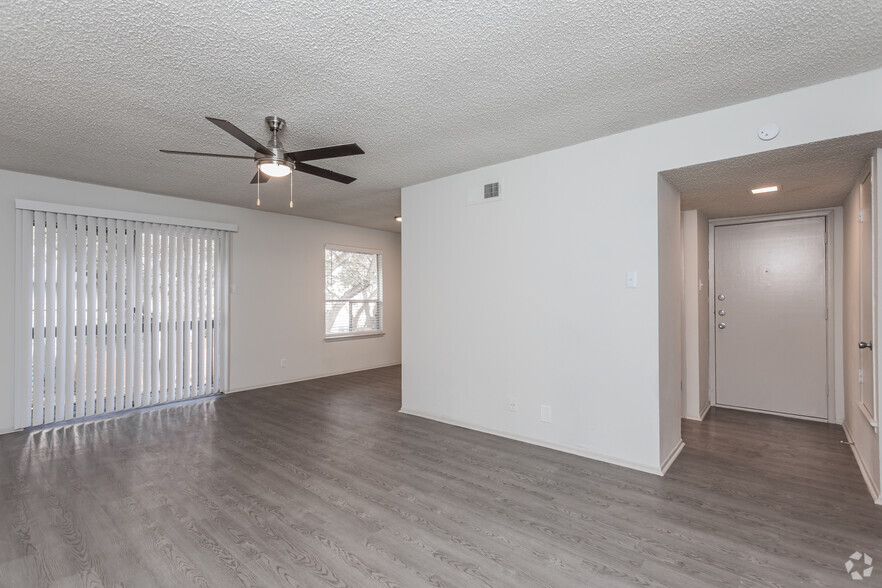 2BR, 2BA - 998SF Living Room - Chestnut Park