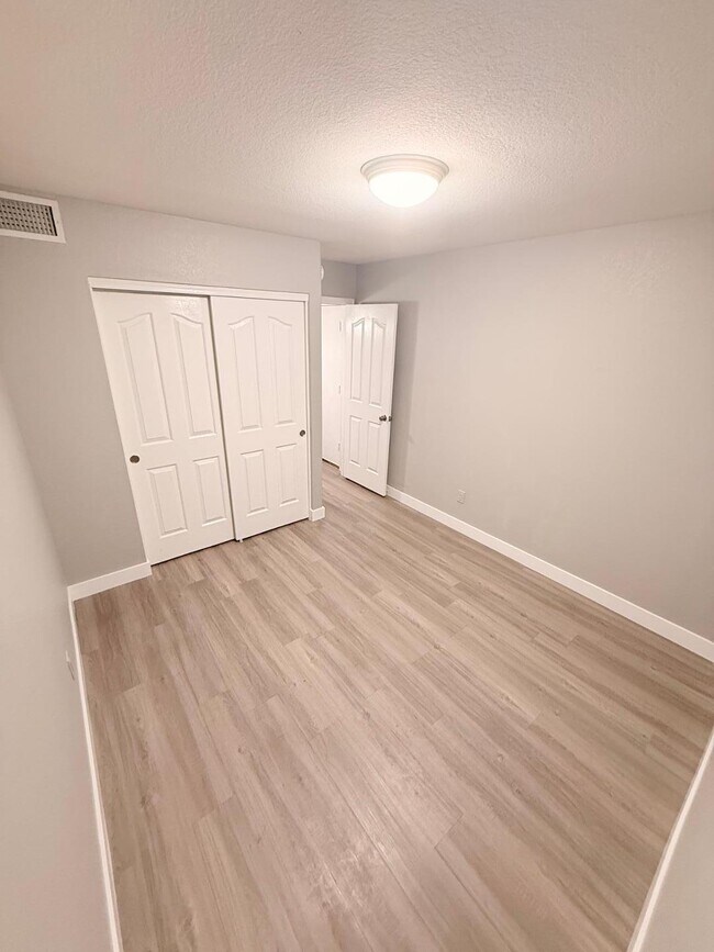 Building Photo - 3948 E Stanford Ave