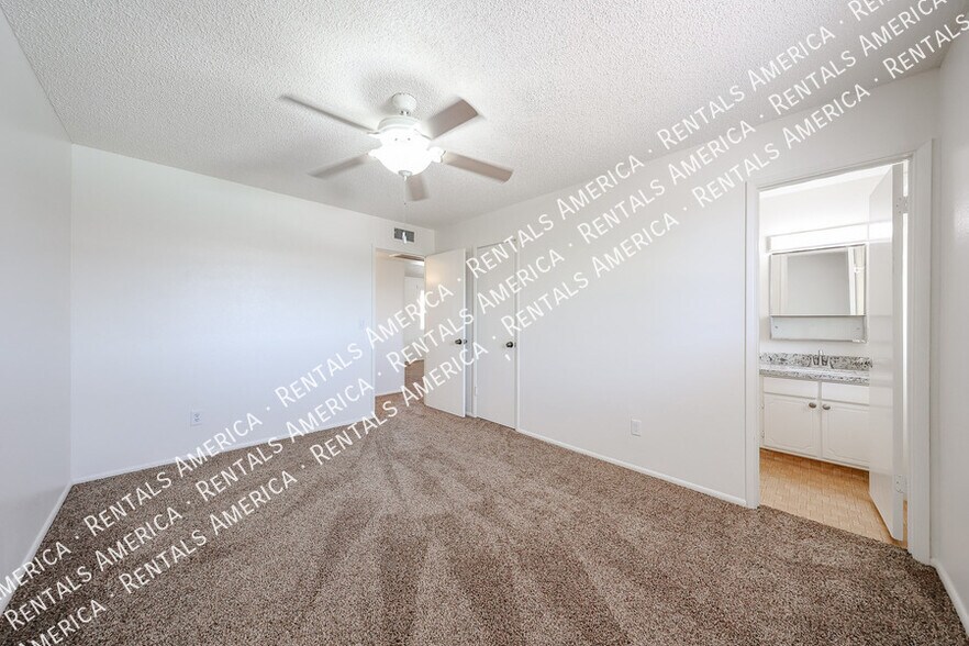 Building Photo - 6913 W Solano Dr N