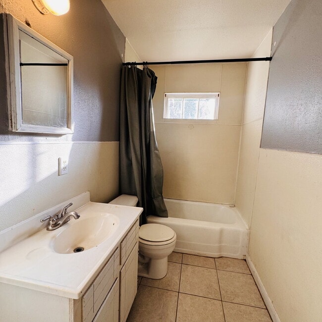 Building Photo - 2 Bedroom | 1 Bathroom Single Family Home located in the North end of Beaumont, TX is waiting for...