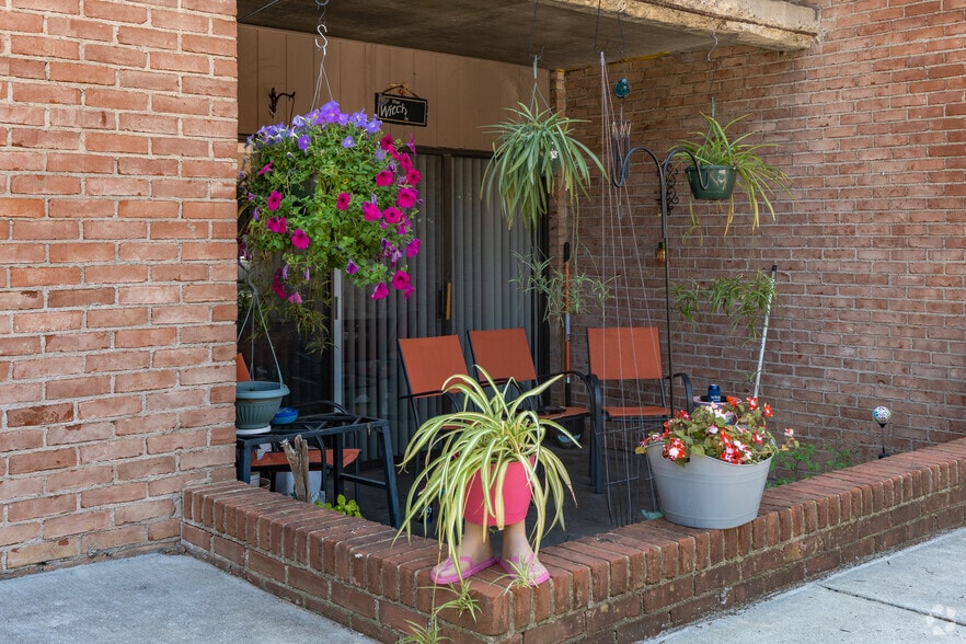 Building Photo - Greenbriar Gardens