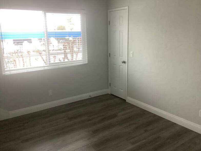Building Photo - 2121 Vanderbilt Ln