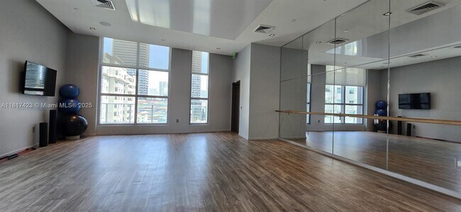 Building Photo - 1100S S Miami Ave