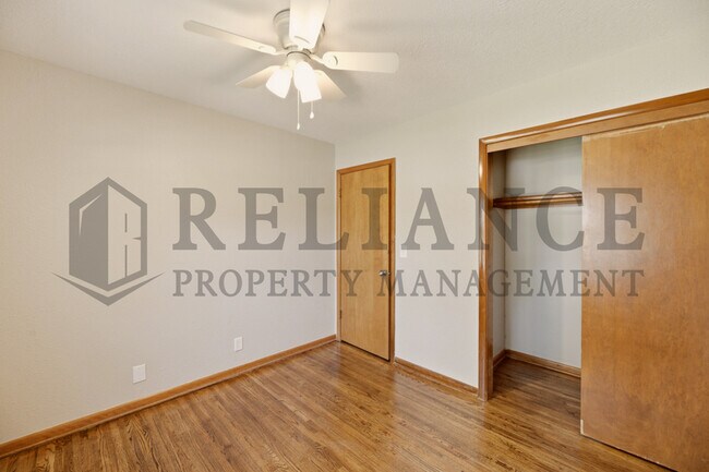 Building Photo - 841 N Country Acres Ave