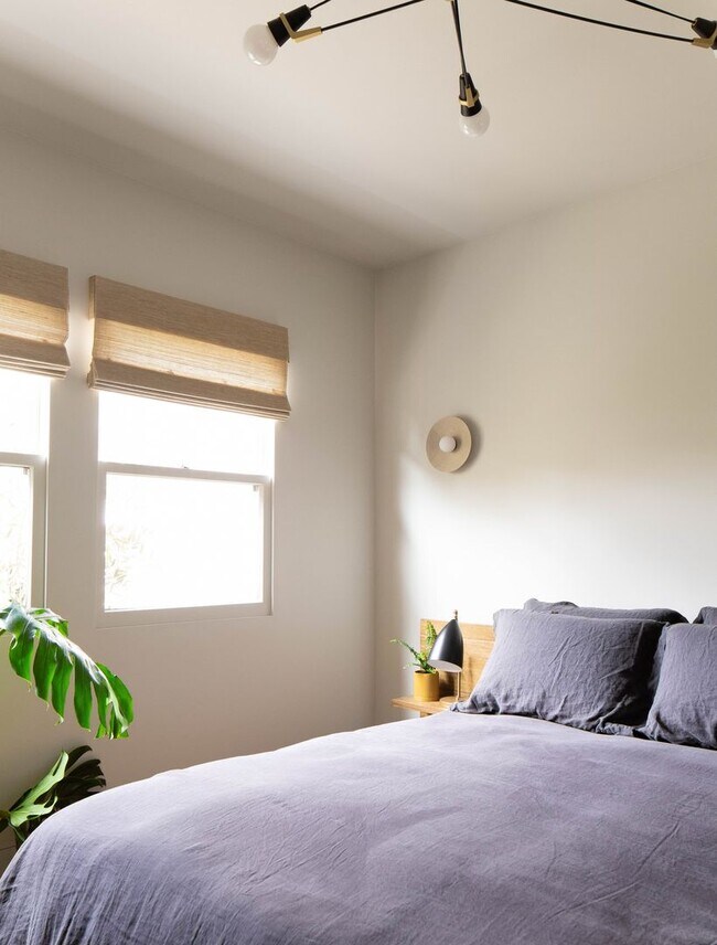 Building Photo - Beautiful 1 bed / 1 bath bungalow-style apartment now available!