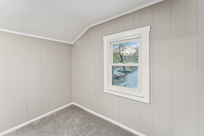 Building Photo - Beautifully renovated 5-bedroom, 2 full bath home ready for move-in!  1st month's rent is FREE!*