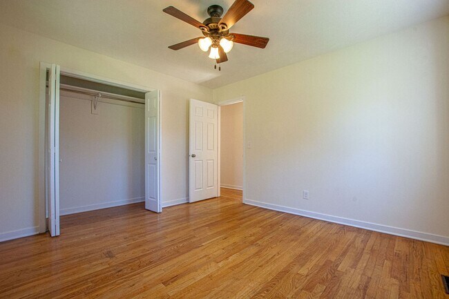 Building Photo - Beautifully Remodeled 3 Bedroom / 2 Bath i...