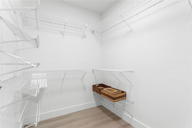 Building Photo - 520 Brickell Key Dr
