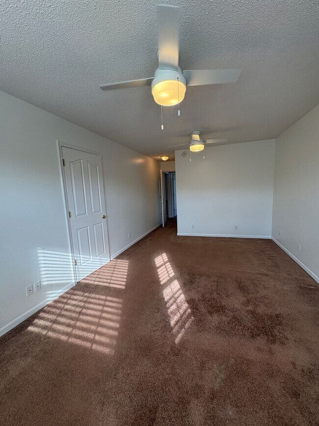 Building Photo - SPACIOUS & Beautiful Home Just Outside She...