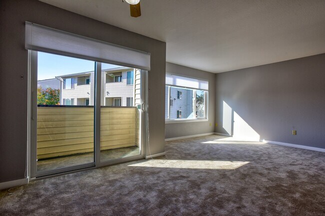 Building Photo - Ballinger Way Condo