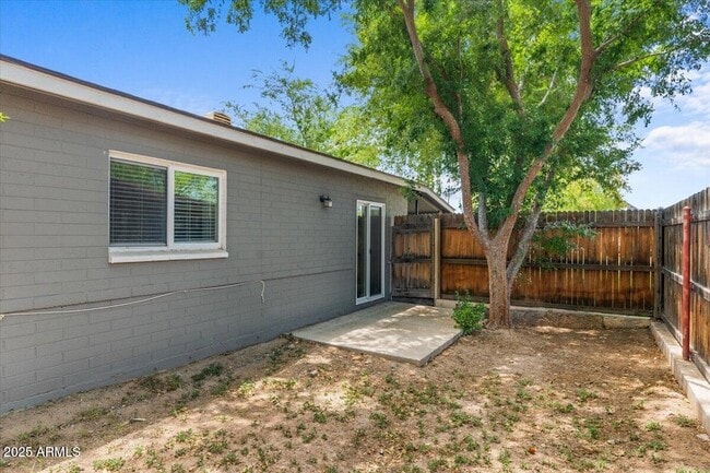 Building Photo - 838 E Belmont Ave