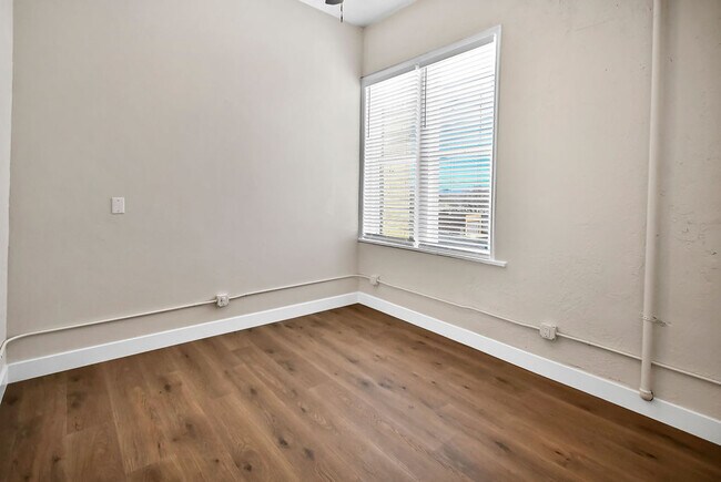 Building Photo - VINTAGE VAULT