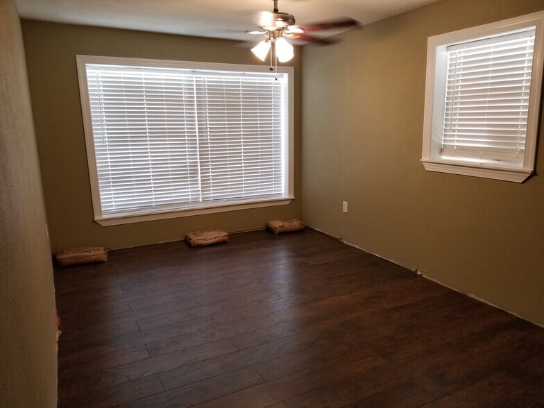 Building Photo - 413 Pine St