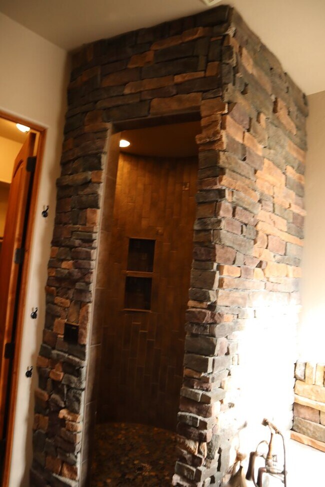 Building Photo - Your own resort! Elegant, Exclusive & Exquisite.