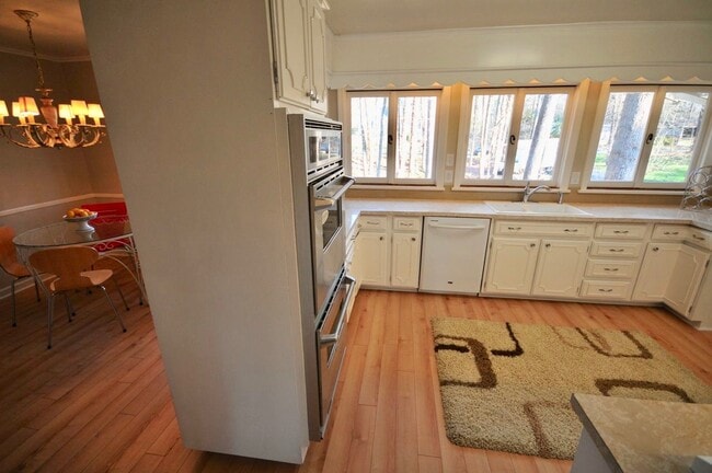 Building Photo - 5755 Doncaster Dr