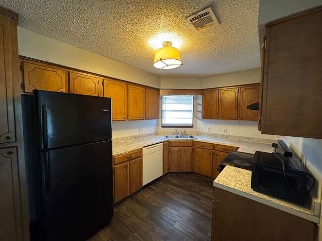 Building Photo - Midway ISD Home