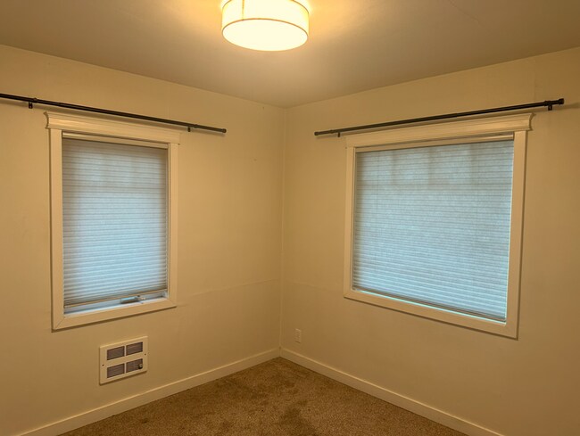 Building Photo - Beautifully Remodeled 2 Bed/1 Bath Single ...