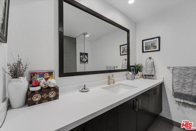 Building Photo - 1121 N Olive Dr