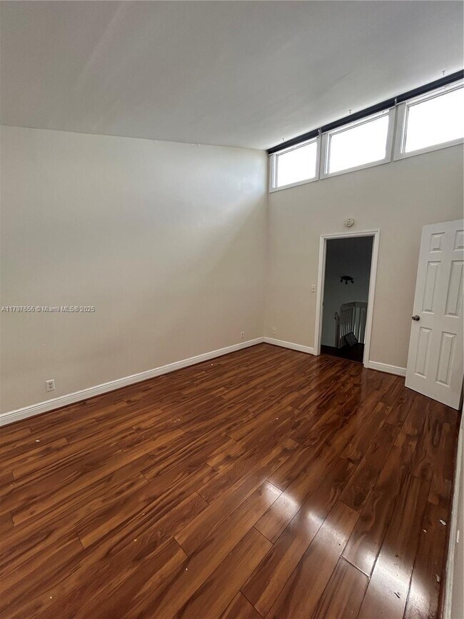 Building Photo - 1455 Holly Heights Dr