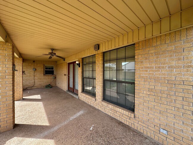 Building Photo - 3 Bedroom