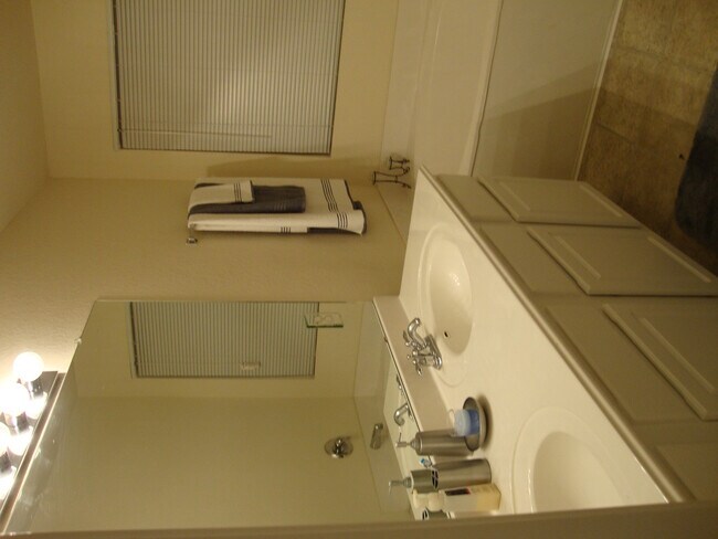 Building Photo - Westbury place.