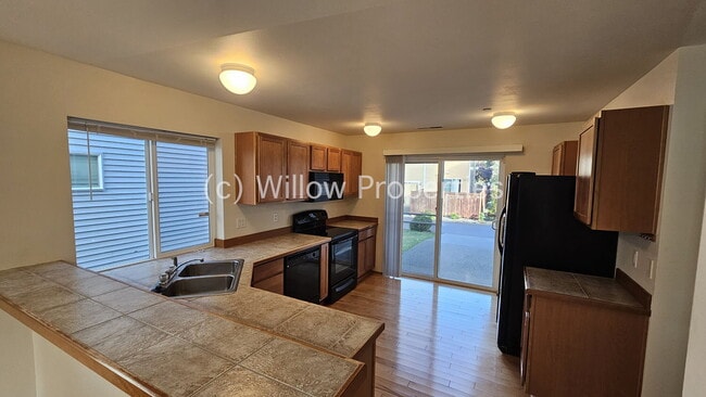 Building Photo - Beautiful NW Landing Home