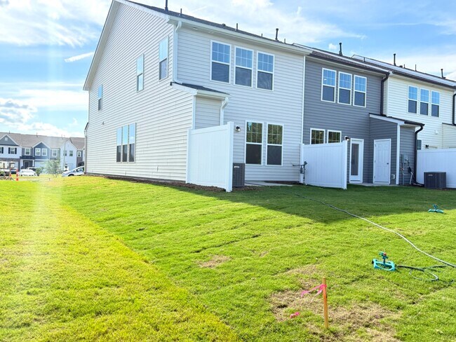Building Photo - 3 Bedroom End unit Townhome Double Driveway - Lots of Natural Light