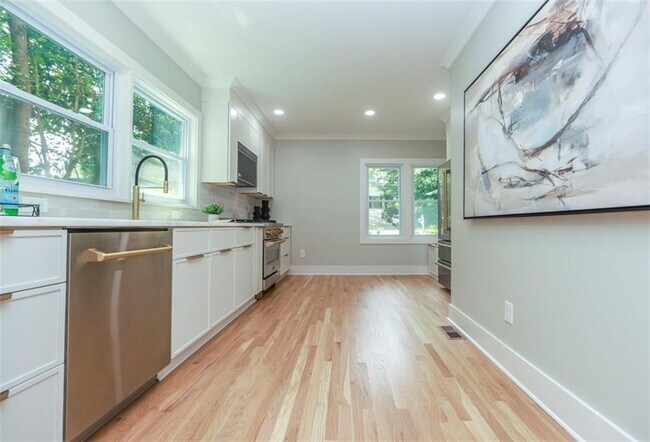 Building Photo - 2908 N Hills Dr NE