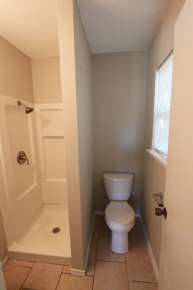 Building Photo - Southeast Austin Home with Vaulted Ceilings, Bonus Room & Private Backyard