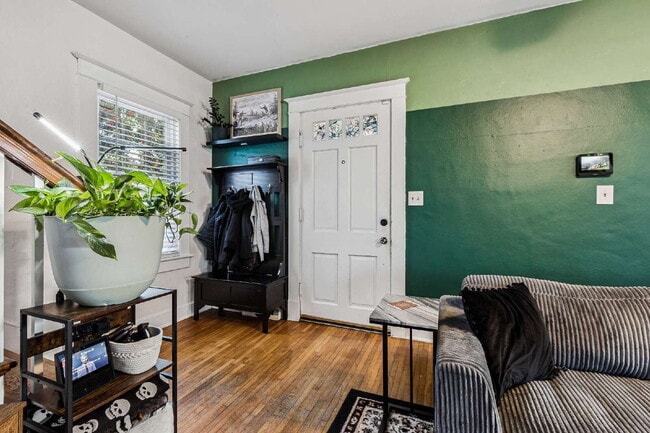 Building Photo - 102 Pear Ave