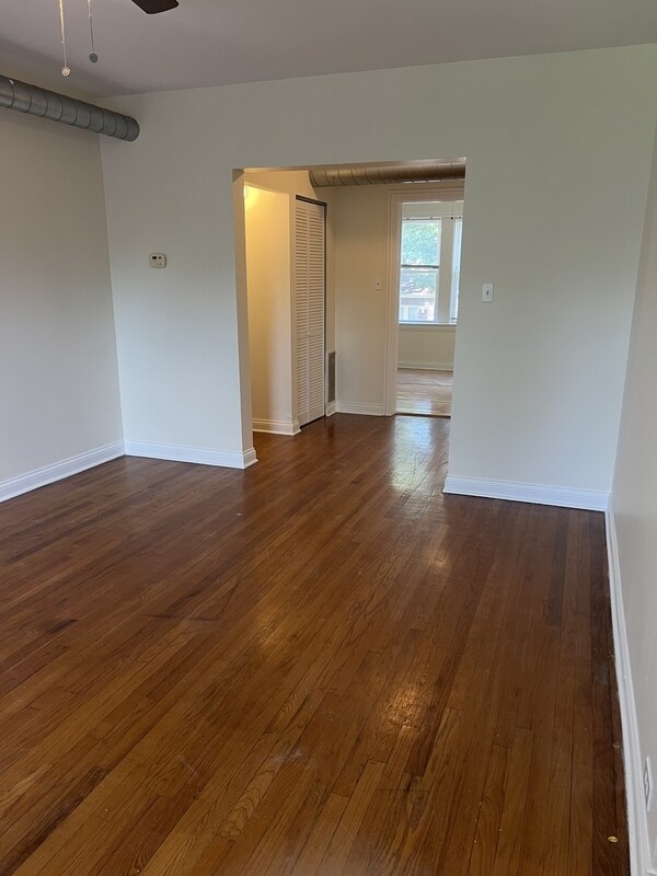 Building Photo - 653 E 90th Pl