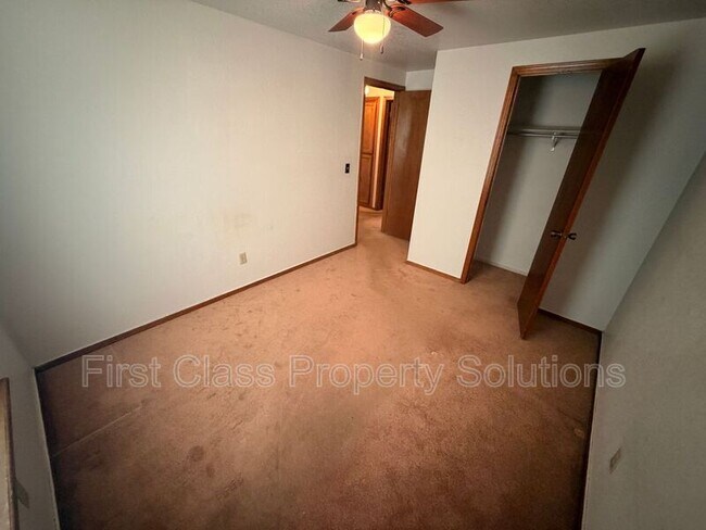 Building Photo - 8613 E Parkridge Dr