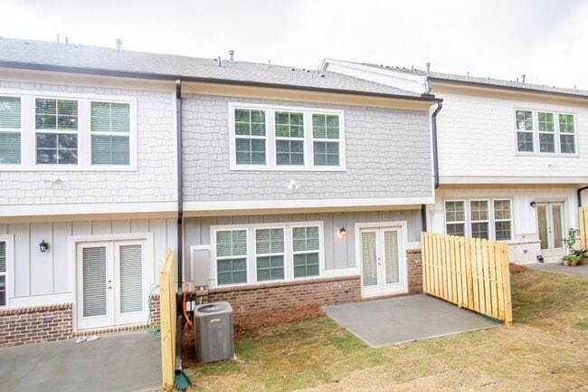 Building Photo - Beautifully designed 3-bedroom, 2.5-bath end-unit townhome in Suwanee